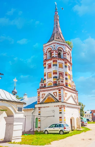 苏兹达尔 St Antipius 教会了彩色的钟楼 — 图库照片