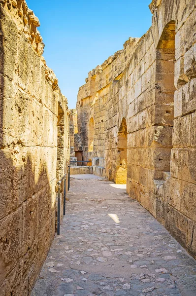 El Jem Amfitiyatrosu dar koridoru