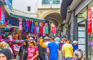 Tunus Medina kalabalık pazarda 