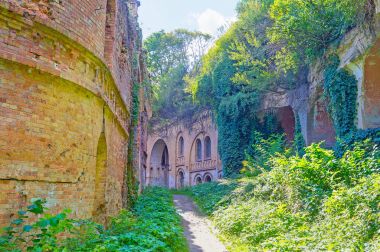 Eski kalede yürüyüş