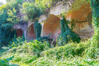 Eski savunma kalesi yıkık sur