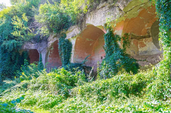 Eski savunma kalesi yıkık sur