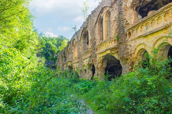 Terk edilmiş Tarakanov Fort