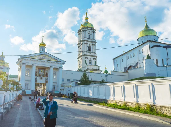 Главный вход в Почаевскую лавру — стоковое фото