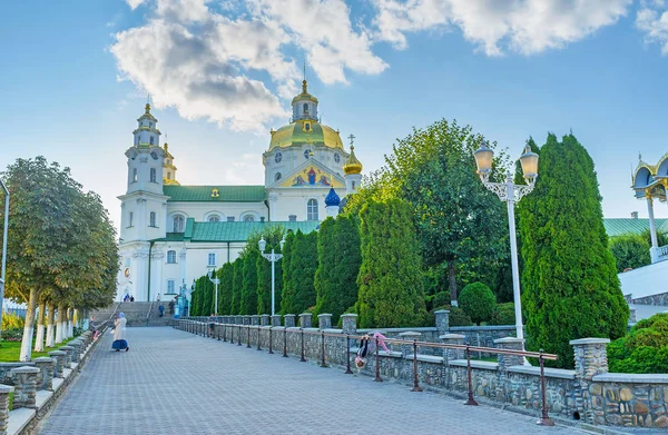 The main alley in Pochayiv Lavra — Stock Photo, Image