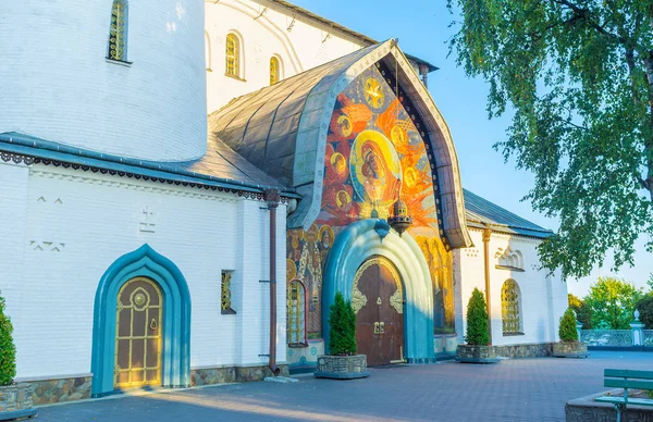 The mosaic entrance of Holy Trinity Cathedral — Stock Photo, Image
