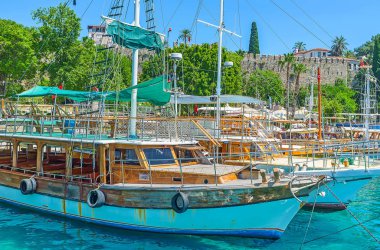 Antalya Limanda demirli gemiler