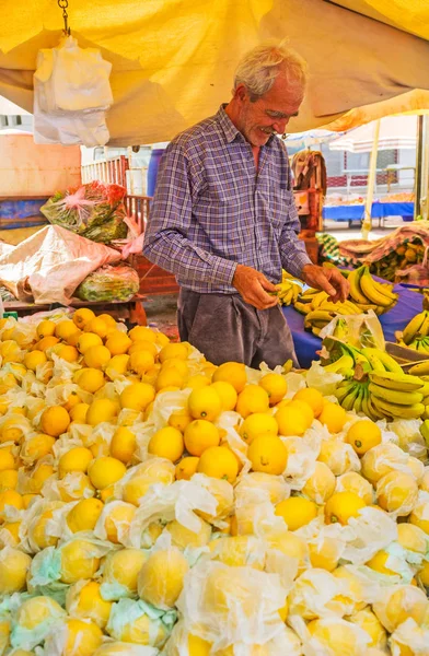 Le fournisseur principal sur le marché d'Antalya — Photo