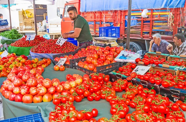 アンタルヤ市場で赤いトマト — ストック写真