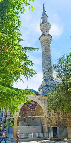 Minarete alto da mesquita Muratpasa em Antalya — Fotografia de Stock