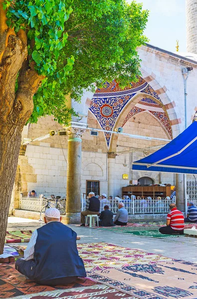 O velho muçulmano na mesquita Muratpasa, Antalya — Fotografia de Stock