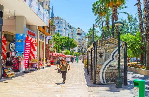 Promenade dans le boulevard Ataturk, Antalya — Photo