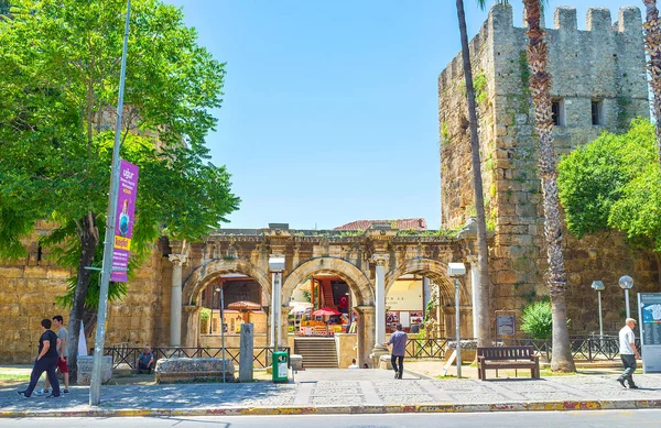 Арки ворот Адриана в Анталии — стоковое фото