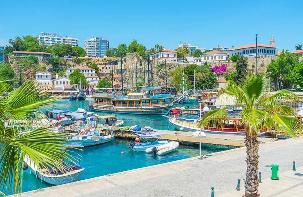 Panoráma města Antalya s lodí a jachet — Stock fotografie