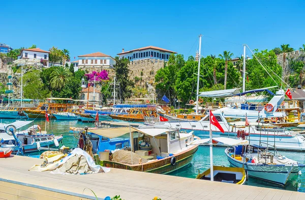 Walk along the boats of Antalya port — Stock Photo, Image