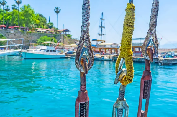 钩子和绳索的船桅杆，安塔利亚 — 图库照片