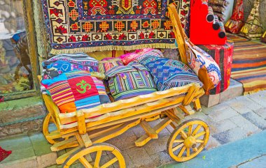 Hediyelik eşya mağazasında, Antalya ahşap sepeti