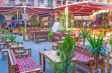 Restoran, Antalya gölgeli bahçesinde