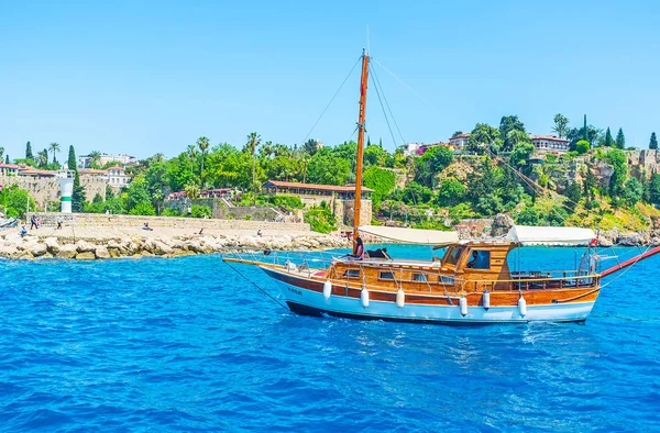 O iate na costa de Antalya — Fotografia de Stock