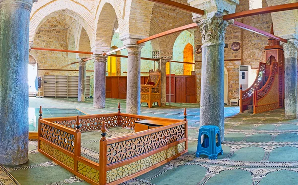 Bezoek Seltsjoek Alaaddin (Ulu, Yivliminare) moskee in Antalya — Stockfoto
