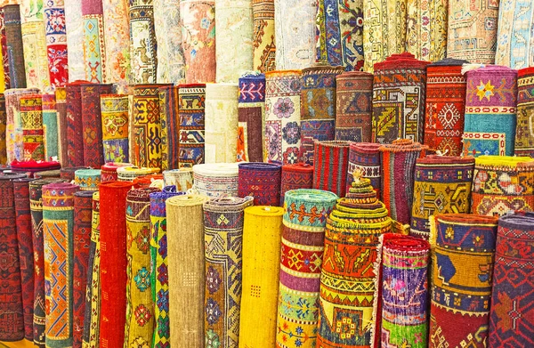 A gama de tapetes no mercado de Antalya — Fotografia de Stock