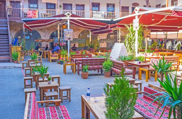 L'accogliente cortile con ristoranti, Antalya — Foto Stock