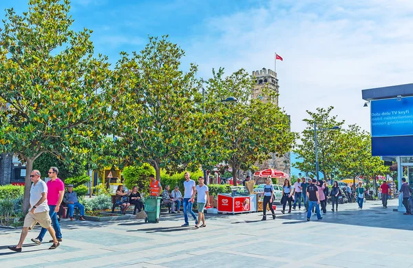 Die überfüllte Allee der Republik in Antalya — Stockfoto