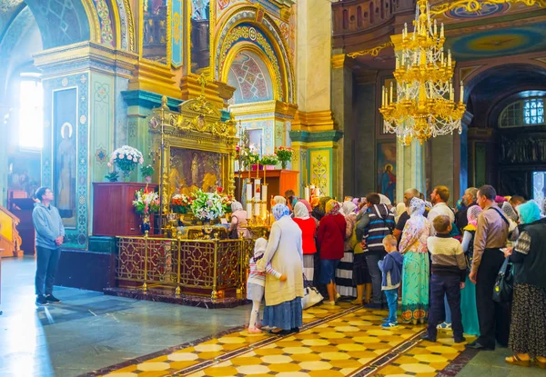 De wachtrij bij de graftombe van Pochaev Lavra — Stockfoto