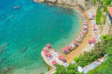 Mermerli plaj Antalya'da dinlenin