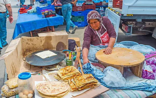 Hot gozleme in Muratpasa market, Antalya — Stock Photo, Image