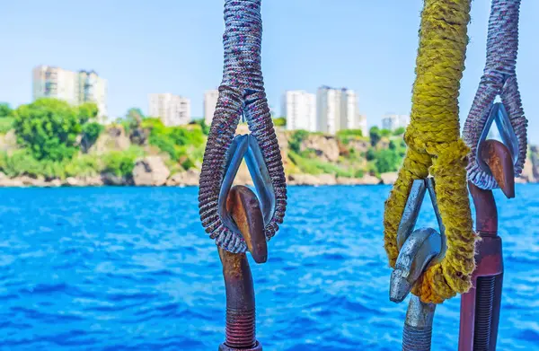 The old hooks and ropes of yacht, Antalya — Stock Photo, Image