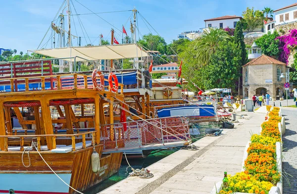 Jděte podél turistické lodě v Antalya — Stock fotografie