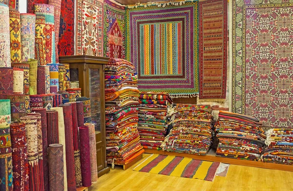 Disfruta de la tienda de alfombras en el mercado de Antalya — Foto de Stock