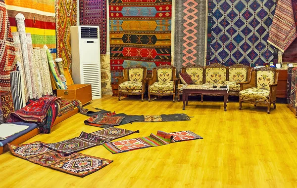 Geleneksel Halı deposunda, Antalya