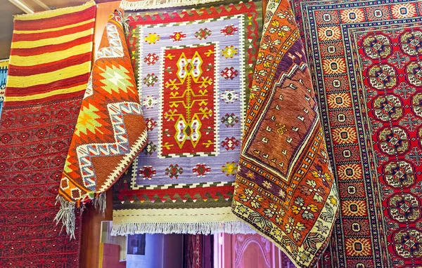 Las alfombras escénicas en el antiguo bazar de Antalya —  Fotos de Stock