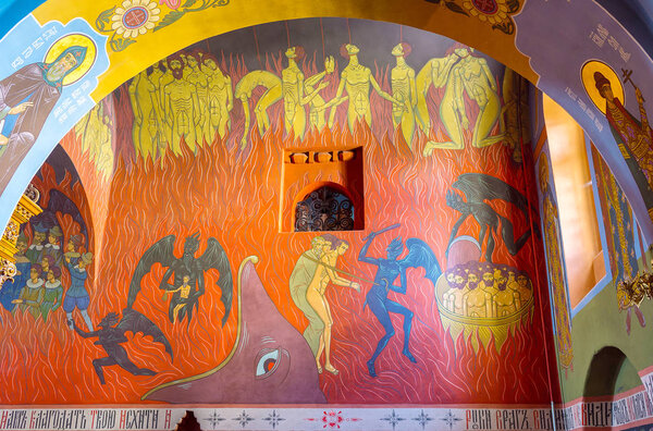 Красочные фрески в Св. Троицком соборе
