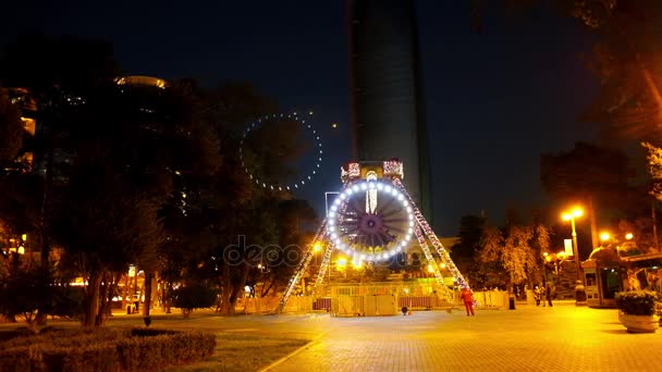 O parque de diversões em Baku — Vídeo de Stock