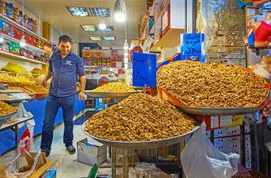 Tahran kapalı çarşı içinde fındık durak