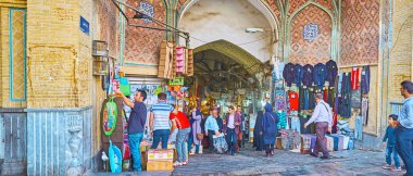 Tahran kapalı çarşı girişinde ticari faaliyet