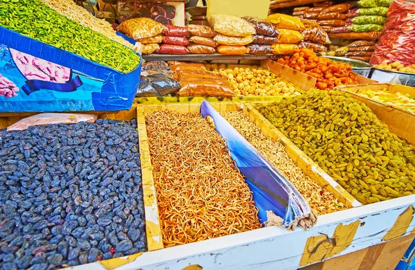 Rosinen und Gewürze auf dem Teheraner Markt — Stockfoto