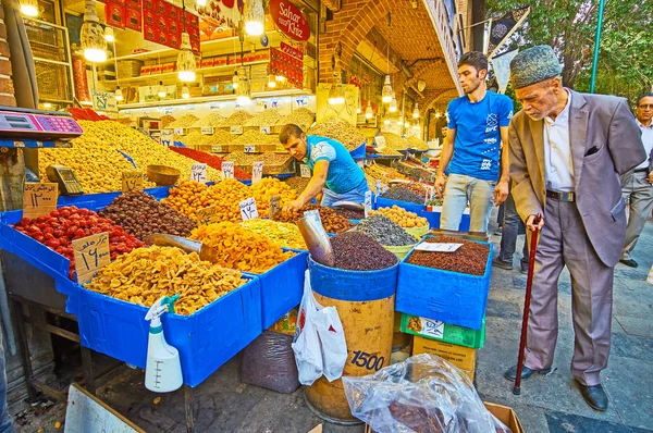Elija las frutas secas en el mercado de Teherán — Foto de Stock