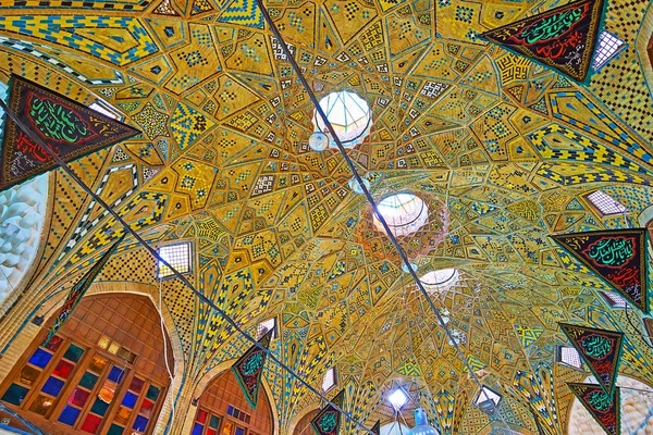Le cupole di Timcheh-e Hajeb-od-Dowleh a Teheran Grand Bazaar — Foto Stock