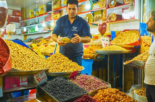 De kraampjes van droge vruchten in Teheran Grand Bazaar — Stockfoto