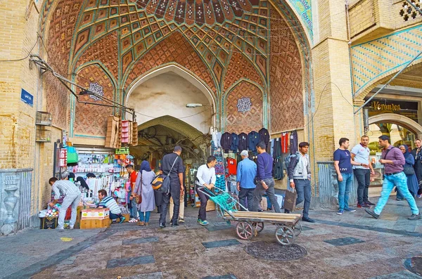 Drukke ingang aan Teheran Grand Bazaar — Stockfoto