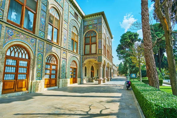 Тінистими алеями палац Голестан, Тегеран — стокове фото