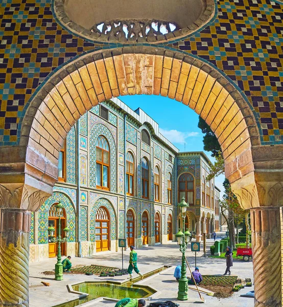 Door middel van de boog van Khalvat-e-Karim Khani in Golestan, Teheran — Stockfoto