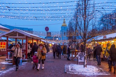 Turistler ve yerliler için belgili tanımlık Noel çarşı içinde Vladimirskaya ziyaret edin 