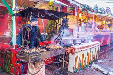 Aşçı Merkezi bedeni, geleneksel beyaz Şaşlık hazırlar