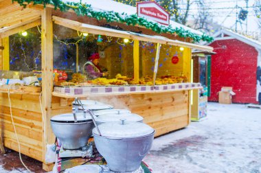 Tencere çeşitli sıcak alkollü içecekler ile satır