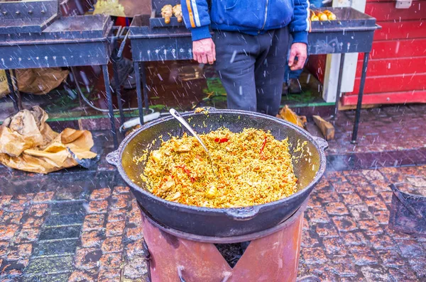 Preparazione del pilaf uzbeko — Foto Stock